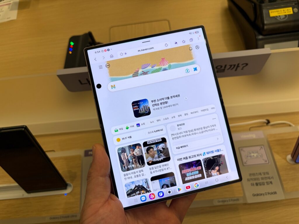 백화점 팝업 스토어에서 펼친 갤럭시 Z 폴드 8의 내부 화면을 세로로 펼쳐본 모습